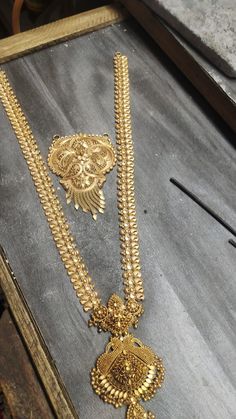 Middle Haram Gold Designs Latest, Long Haram Gold, Haaram Designs, Pretty Gold Necklaces, Gold Jewelry Prom