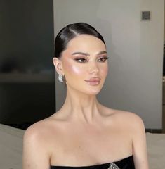 #prommakeup #prom2024 Prom Nails Black Dress, Grad Makeup Looks, Engagement Photo Makeup, Grad Makeup, Maquillage On Fleek, Gold Makeup Looks, Light Makeup Looks