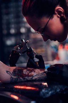 Free Photo | Closeup photo shoot of tattoo making, artist is working with tattoo machine on c...