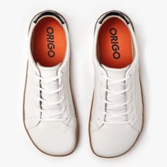 A classic white sneaker with a refined look. Made with an amber sole and white natural leather for a smart casual look. Be More Flexible, Barefoot Shoes, Retro Sneakers, Mom Outfits, Boots For Sale, Classic White, Smart Casual, Natural Leather, White Sneaker