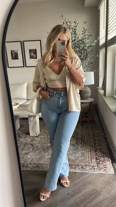 Classy Casual Outfits Mid Size, Crop Top Outfits Mid Size, Curve Women Outfit, How To Style Mid Size Women, Women’s Summer Outfits 2023, Casual Dinner Outfit Summer Plus Size, Fashion Medium Sized Women, Curve Spring Outfits, Mid Size Outfit Ideas Summer