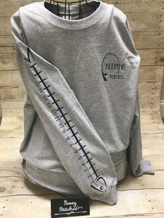 Family Fishing Shirts, Cricut Shirt Ideas For Men, Fishing T Shirts Design, Fishing Crafts For Adults, Cricut Shirts For Men, Mens Cricut Shirt Ideas, Fishing Shirts Vinyl, Fishing Birthday Party For Men, Cricut Tee Shirt Ideas