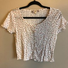 White Floral Tshirt Cropped Baby Tee Style Buttons On The Front Size Large Never Worn Forever 21 Graphic Tees, Floral Tees, Black Ribbed Top, Clothes Wardrobe, Floral Tshirt, Casual Shirt Women, School Clothes, Baby Tees, Floral Tee