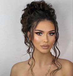 Formal Hairstyles For Long Hair, Quince Hairstyles With Crown, Hairstyles Indian, Hairstyles Messy, Messy Buns, Quince Hairstyles, Messy Bun Hairstyles