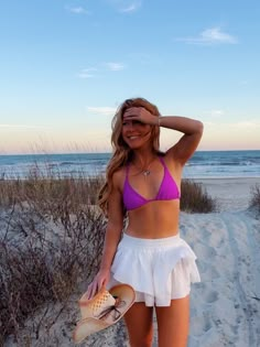 Insta Poses At The Beach, Insta Posing Ideas, Photos On Vacation, Poses On The Beach By Yourself, Beach Pose Inspo Instagram, Beach Pics Ideas Instagram, Summer Pic Ideas Beach, Cute Pics On The Beach, Beach Resort Picture Ideas