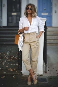 Chinos Women Outfit, Outfits Beige, Beach Outfit For Women, Linen Pants Outfit, Tan Chinos, Womens Chinos, Color Pants, Beige Outfit