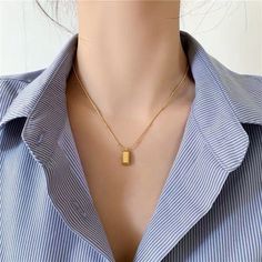 🔥🔥Buy any 2 and more to get 20% off discount code: CHICSCOUT21 (Implement to all store's jewelry.) Gold Bricks Necklace is an 18k gold plating necklace. When you receive it, you will find it is a super delicate cube. It's a chic chunky gold bar design. 💛 Pendant Size: 1.2*0.7*0.4cm 💜 Length: adjustable from 41cm to 47cm 🧡 Materials: Stainless steel, 18k gold plating. Stainless steel material is waterproof, anti-corrosion, tarnish-resistant, and hypoallergenic. 💚 When not worn, all jewelry Gold Bar Design, Gold Bricks, Gold Chunky Necklace, Bar Necklace Gold, Silhouette Necklace, Padlock Necklace, Lock Necklace, Necklace Layering, Chunky Rings