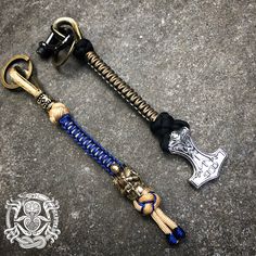 One of a kind keychains with original handcrafted beads, brass shackles and original paracord handicraft. 100% handmade. Each one only exists in one or maximum two pieces. Ask for possibilities to change colors if you wish. Paracord Projects Diy, Paracord Accessories, Bead Lanyard, Paracord Braids, Paracord Beads, Beaded Lanyards, 550 Paracord, Paracord Bracelets, Beaded Keychains