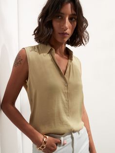 SOFT TWILL: Made with our fluid twill fabric, which has a subtle shine and lightly hammered texture.  SQUARE FIT: A loose cut with a relaxed, boxy fit and a short hem.  Point collar.  Button front.  Straight hem.  Relaxed, boxy fit.  Sleeveless.  Cropped body length - designed for high-rise styles.  Body length (size S): Petite 21", Regular 22", Tall 23. 5" Model: Size XS, 5'10" (178cm) Collar Blouse Outfit, Monica Style, Sleeveless Button Down Shirt, Ruffle Collar Blouse, Business Casual Summer, Maroon Blouse, High Rise Style, Inspo Pics, Future Outfit