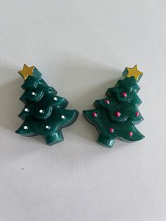 "THE PRICE LISTED IS FOR ONE SOAP BAR.  You may choose to order more than one.  This is a handmade Christmas Tree Glitter Decorative Soap bar.  These soaps are made to order and individually shrink wrapped.  Your choice of scent and color of decorations on tree with a gold star on top or just plain - no paint.  Each purchase will be packaged in a holiday gift bag with ribbon.  Each bar weighs approx. 1.3 oz. and measures approx. 3\" x 2\" x 3/4\".  Please see all photos.   From a pet free, smoke Soap Christmas, Christmas Tree Glitter, Christmas Tree Scent, Tree Soap, Holiday Soap, Pretty Soap, Christmas Soap, Decorative Soaps, Holiday Gift Bag