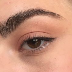 Plain Eyeshadow Looks, Subtle Eyeliner Natural Looks, Natural Asian Eye Makeup, Eyeliner Ideas Simple, Small Eyeliner Tutorial, Simple Eyelook, Short Eyeliner, Minimalist Eye Makeup, Delicate Eyeliner