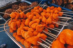 17 Popular Filipino Street Food Dishes to Try in the Philippines Food In Car, Street Philippines, Street Food Poster, Street Food Packaging, Philippine Street, Pinoy Street Food, Food In The Philippines, Hong Kong Street Food