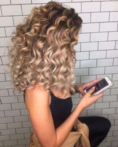 Ombre Curly Hair, Soccer Hair, Balayage Blond, Iron Hair, Hair Powder, Colored Curly Hair, Professional Soccer, Ombré Hair