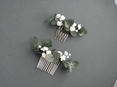 Eucalyptus hair comb with babys breath flowers is perfect hair accessories for a wedding, birthday party or a photo shoot These eucalyptus and flowers look and feel so incredibly realistic. Each flowers and details is handcrafted. Amazing details, in your hair they are indistinguishable from the real thing * Choose the desired comb style and color of eucalyptus (on foto #3) in variations   * Size combs on foto * Flowers and leaves are very soft and light weight. They retain their appearance for Wedding Floral Headpiece, Floral Headpiece Wedding, Headpiece Flower, Breath Flowers, Hair Piece Wedding, Floral Accessories Hair, Bridal Hair Piece, Flower Hair Comb, Flower Headpiece