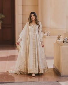 Nikkah Looks Simple White, Simple White Pakistani Bridal Dress, Peshwas Pakistani Anarkali, Anarkali Designs For Wedding, Fancy Suit Designs Pakistani, Nikkah Dress Pakistani Simple, Off White Nikkah Dress, Nikkah Dress Pakistani White, Gurudwara Wedding Outfit