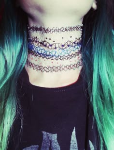 I love chokers 2012 Aesthetic, 2014 Grunge, Hair Clips 90s, Tattoo Choker, Pastel Grunge, Green Hair, Pretty Jewellery, Festival Bra, 90s Fashion