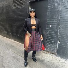 John Redcorn, Urban Grunge, Grunge Aesthetics, Outfits Black Women, Street Style Edgy, Chill Outfits, Plaid Skirt, Fall Fashion Outfits