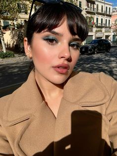 #makeup #makeupoftheday #makeuplook #bangs #fringe #parisian #parisianlife #parisianamour #parisienne #parisiennestyle Parisian Style Makeup, Parisian Makeup Look, Parisian Makeup, French Makeup, Saving Face, Inspo Poses, Bangs Fringe, Parisienne Style, The Glow Up