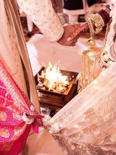 Wedding Aesthetic Picture, South Indian Couple Wedding, Hindu Wedding Aesthetic, Anand Karaj Outfit, Indian Wedding Photoshoot, Couples Wedding Photography, Aesthetic Wedding Photos, Hindu Wedding Photos