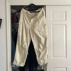 Never Worn Before :) The Effortless Cargo Pants That Literally Go With Everything!!! Cargo Parachute Pants, Sydney Carlson, Skate Fits, Cargo Pants Color, Parachute Pant, Tan Cargo Pants, Ruched Pants, Bleach Tie Dye, Eye Print