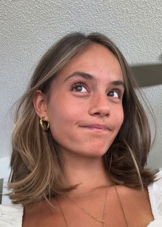 Long Bob Hairstyles With Highlights, Short Straight Light Brown Hair, Short Brown Summer Hair, Short Hair Emma Chamberlain, Medium Long Thick Haircut, Short Hairstyle Women Big Nose, Lob Haircut No Layers, Short Haircuts No Layers, Dokata Johnson Hair