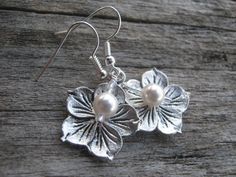 Choose your color pearl tropical Hibiscus flower earrings.  #hibiscusearrings #flowerearrings #beach #beachearrings #beachwedding #pearl #pearlearrings #personalized #personalizedearrings #bridesmaidearrings #bridesmaidgift #tropical #flowerearrings #under15 #abundantearthworks Hibiscus Earrings, Bridal Party Earrings, Cottonwood Az, Tropical Hibiscus, Purple Pearl, Green Pearls, Earrings Bridesmaid, Earrings Flower, Party Earrings