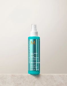 A weightless styling mist that repels humidity to provide long-lasting frizz protection, leaving hair with glass-like shine and a silky, non-sticky finish. This heat-activated spray eases the styling process while providing a defensive shield for long-lasting frizz, static, and flyaway control. The weightless formula helps protect against thermal damage and includes antioxidant-rich argan oil and other naturally derived and upcycled ingredients to care for hair from the inside out, leaving it si Moroccan Oil Hair, Hair Tricks, Anti Frizz Hair, Blow Dry Brush, Hair Quiz, Gift Inspo, Hydrate Hair, Anti Frizz, Frizz Control