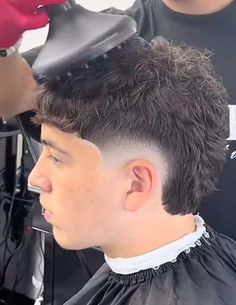 Ondulado de arriba Crop Top Mullet Haircut Men, Mullet With Lines, Low Fade Crop Top, Low Burst Fade Haircut Mullet, Low Burst Fade V Cut, Low Burst Fade Mullet, Burst Fade Buzz Cut, Mullet Burst Fade, Burst Fade Straight Hair