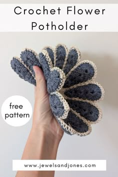 the crochet flower potholder is shown with text overlay that reads, free pattern