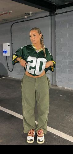 Baseball Game Outfit Women Jersey, Packers Outfit Woman, Packers Jersey Outfit Woman, Game Outfits For Women Football, Celtics Jersey Outfit Women, American Football Jersey Outfit Women, Sza Jersey Outfit, Green Bay Packers Outfits Woman, Nfl Outfits For Women