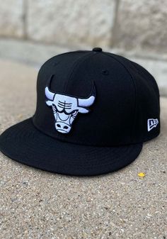 New Era Chicago Bulls Black 9FIFTY Mens Snapback Hat - 59001813 Snapback Hats For Guys, Snapback Aesthetic, Chicago Bulls Outfit, Chicago Bulls Snapback Hat, Chicago Bulls Hat, Jordan Hats, Swag Hats, Popular Hats, Mens Snapback Hats