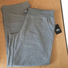 New Women’s Grey Athletic/Lounge Pants Size: Large 12-14 Color: Medium Grey Heather Elastic Waistband Side Pockets Very Stretchy Soft Super Comfy And Cozy Playboy Sweatpants, Track Suits Women, Womens Palazzo Pants, Womens Jeggings, Lululemon Align Leggings, City Woman, Paperbag Pants, Gymshark Leggings, Wide Leg Linen Pants