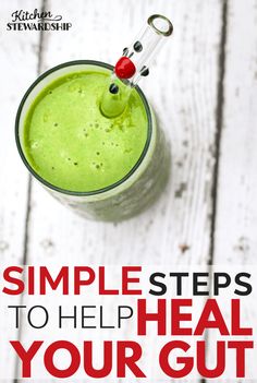 a green smoothie in a glass with the words, 100 simple steps to help your gut