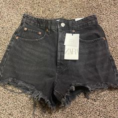 Zara Jean Shorts New With Tags Zara Clothes Women, Black Jean Shorts Outfit, Zara Jean Shorts, Zara Clothes, Short Zara, Jean Shorts Black, Jean Short Outfits, Ripped Mom Jeans, Zara Outfit