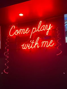 a neon sign that says come play with me