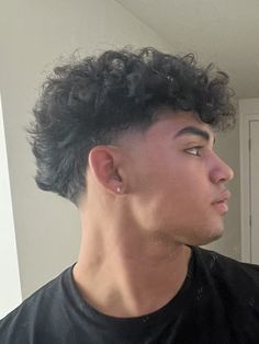 Boys Haircuts Curly Hair, Mens Haircuts Wavy Hair, Taper Fade Short Hair, Fade Haircut Curly Hair, Haircut Idea, Long Curly Hair Men, Low Taper Fade Haircut, Taper Fade Curly Hair, Slick Hair