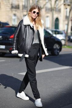 Pin for Later: Das sind die besten Street Style Looks aus Paris, Chérie! Street Style Paris Fashion Week 2016 Veronika Heilbrunner. Minimalist Chic Outfit, Julia Sarr Jamois, Paris Fashion Week 2016, Veronika Heilbrunner, Emmanuelle Alt, Giovanna Battaglia, Paris Fashion Week Street Style, Style Inspiration Winter