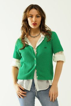 Q2 Green cardigan with short sleeves and front closure with button Cardigan Verde, Cardigan With Shorts, Estilo Chic, Green Cardigan, Knitwear Tops, Spring Wardrobe, Spring Looks, Vibrant Green, Spring Season