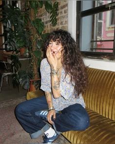 Mullet Shag Long Hair, Curly Hair Goals Natural, Outfits For Bangs, Curly Hair Outfits Aesthetic, Curly Hair Without Bangs, Calico Hair Curly, Curly Hair Outfits Winter, Super Long Curly Hair, Curly Hair Outfits