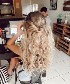 Simple Down Hairstyles For Prom, Prom Hair For Curly Hair, Formal Hair Ideas Down, Curly Hair For Prom, Semi Formal Hairstyles For Long Hair, Simple Prom Hair Down, Hair Ideas For Homecoming, Semi Hairstyles, Semi Formal Hair