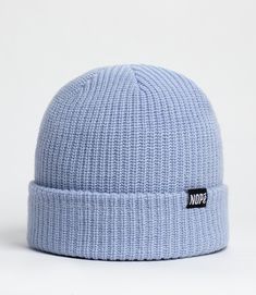 La beanie NOPé, un indispensable qui se combine parfaitement avec la capuche. Idéale autant en ville que dans les grands espaces, elle est fabriquée à partir de fibres respirantes et d'un tricot non doublé.