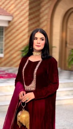 Pakistani Velvet Suits Party Wear Simple, Garara Neck Design, Valvate Suit Degine, Valvet Suite Design Simple, Red Velvet Dress For Winter, Velvet Fancy Dress, Velvet Dress Ideas, Velvet Dress Winter