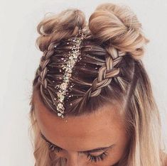 Nye Hairstyles, Peinados Fáciles Para Cabello Corto, Penteado Cabelo Curto, Festival Hair, Holiday Hairstyles, Short Hairstyle, Glitter Hair, Short Haircut, Black Braids