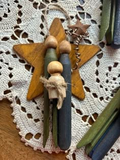 Old Clothes Pin Crafts, Clothes Pin Nativity Ornament, Clothes Pin Nativity, Clothespin Nativity Ornament, Wooden Angels Rustic, Primitive Nativity, Clothes Pin Ornaments, Rustic Christmas Crafts, Primitive Country Crafts