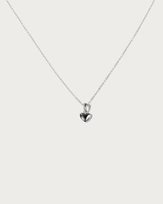 Dainty Silver Necklaces, Silver Necklace Heart, En Route Jewelry, Golden Treasure, Be Fearless, Jewelry Accessories Ideas, Dope Jewelry, Heart Beat, Necklace Heart