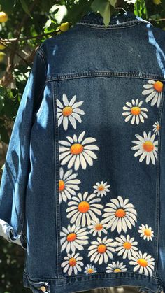 Difficulty: Easy     campera de jean  • aceilico  • arte Painting On Jeans Jacket, Painted Jeans Jacket Diy Ideas, Denim Jacket Painting Ideas Easy, Denim Jacket Design Ideas Paint, Jean Jacket Painted Ideas, Jacket Painting Ideas, Denim Jacket Painting