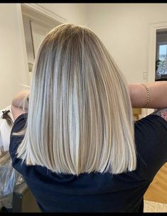 Short Blonde Balayage Straight, Short Blonde Hair Root Smudge, Blonde Melir Hair, Shadow Root Short Hair, Trending Blonde Hair 2024, Summer Blonde Hair Short, Mid Length Blonde Hair Balayage, Light Beige Hair, Light Beige Blonde Hair