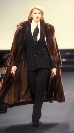 Ralph Lauren Runway, Ralph Lauren 90s, Woman In Suit, Ralph Lauren Suits, Ralph Lauren Fall, 90s Runway Fashion, Runway Fashion Couture, Outfits 90s, Runway Outfits