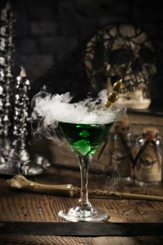 Harry Potter Cocktails: Drinks to Bewitch Your Palate Fantasy Drinks, Harry Potter Cocktails, Harry Potter Drinks, Holiday Party Drinks, Movie Food, Yummy Cocktails, Harry Potter Wedding Theme, Fantasy Food, Spooky Food