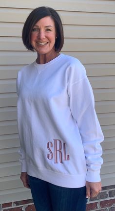 "WE NOW OFFER COMFORT WASH SWEATSHIRTS WHICH ARE BASICALLY THE SAME FABRIC AND SAME FIT AS COMFORT COLOR SWEATSHIRTS. SINCE THEY ARE MORE PLENTIFUL WITH THE SUPPLIERS, WE CAN OFFER MORE COLORS IN STOCK. Stylish Comfort Wash sweatshirt. Cute with leggings or jeans or whatever you choose! Monogram included in price and can be put at lower hem as shown in pic, center of chest, or smaller monogram on left chest. Your choice! Be sure to include this with your monogram in the \"note\" section of your White T-shirt With Ribbed Cuffs For College, White Relaxed Fit Sweater For College, White Relaxed Fit T-shirt With Letter Embroidery, White Crew Neck Sweater For College, White Sweatshirt With Letter Embroidery For Loungewear, White Letter Embroidery Sweatshirt For Loungewear, White Relaxed Fit Sweatshirt For College, White Monogram Crew Neck T-shirt, Oversized White Sweatshirt With Letter Embroidery